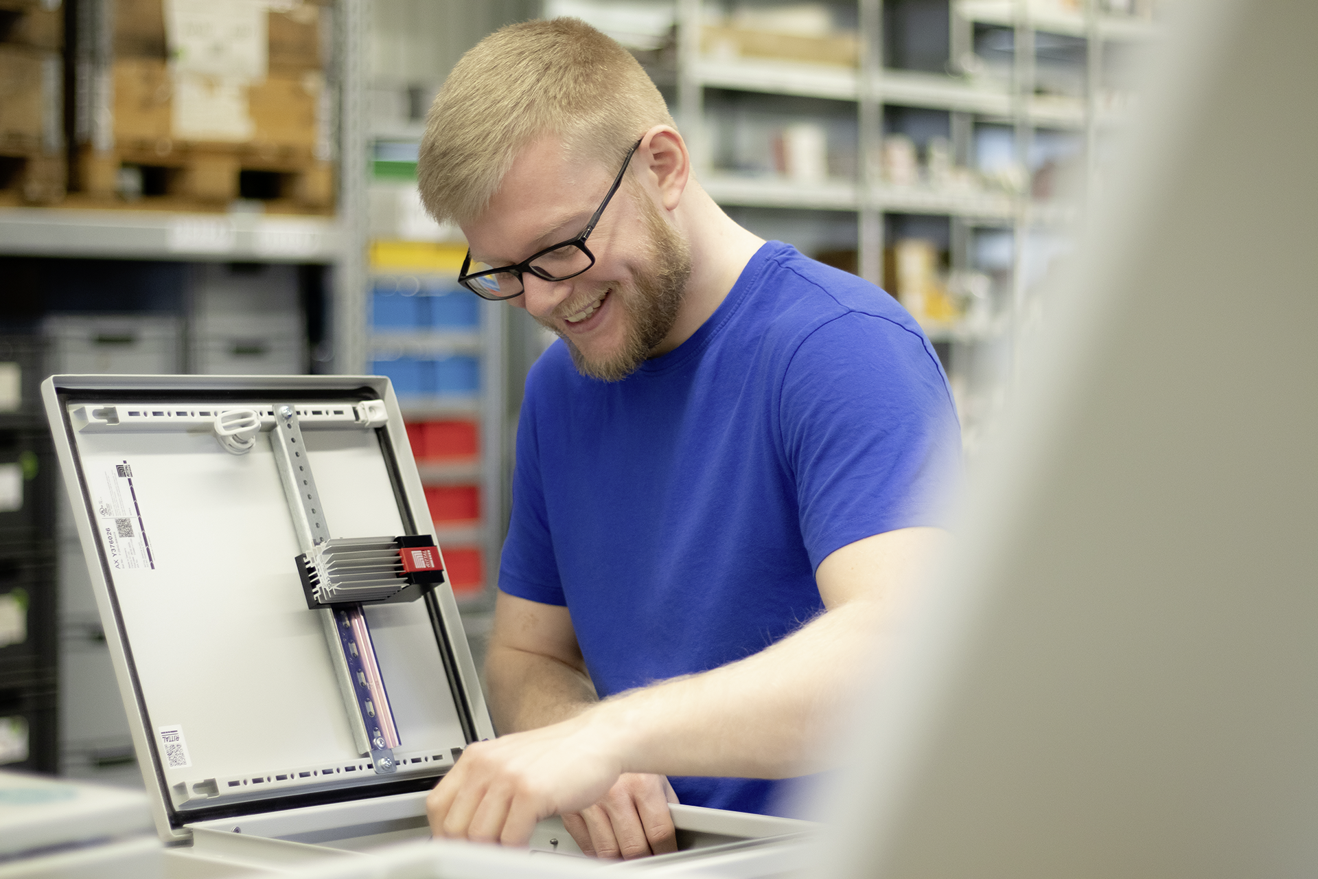 Mitarbeiter bei der Arbeit - Elektroniker für Betriebstechnik