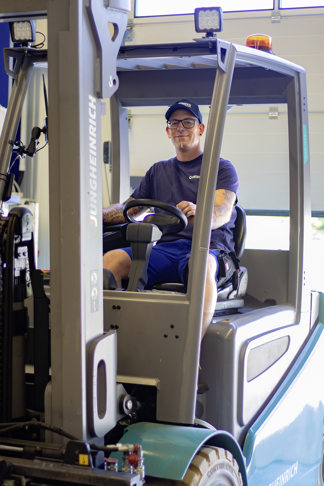 Mitarbeiter auf einem Gabelstabler