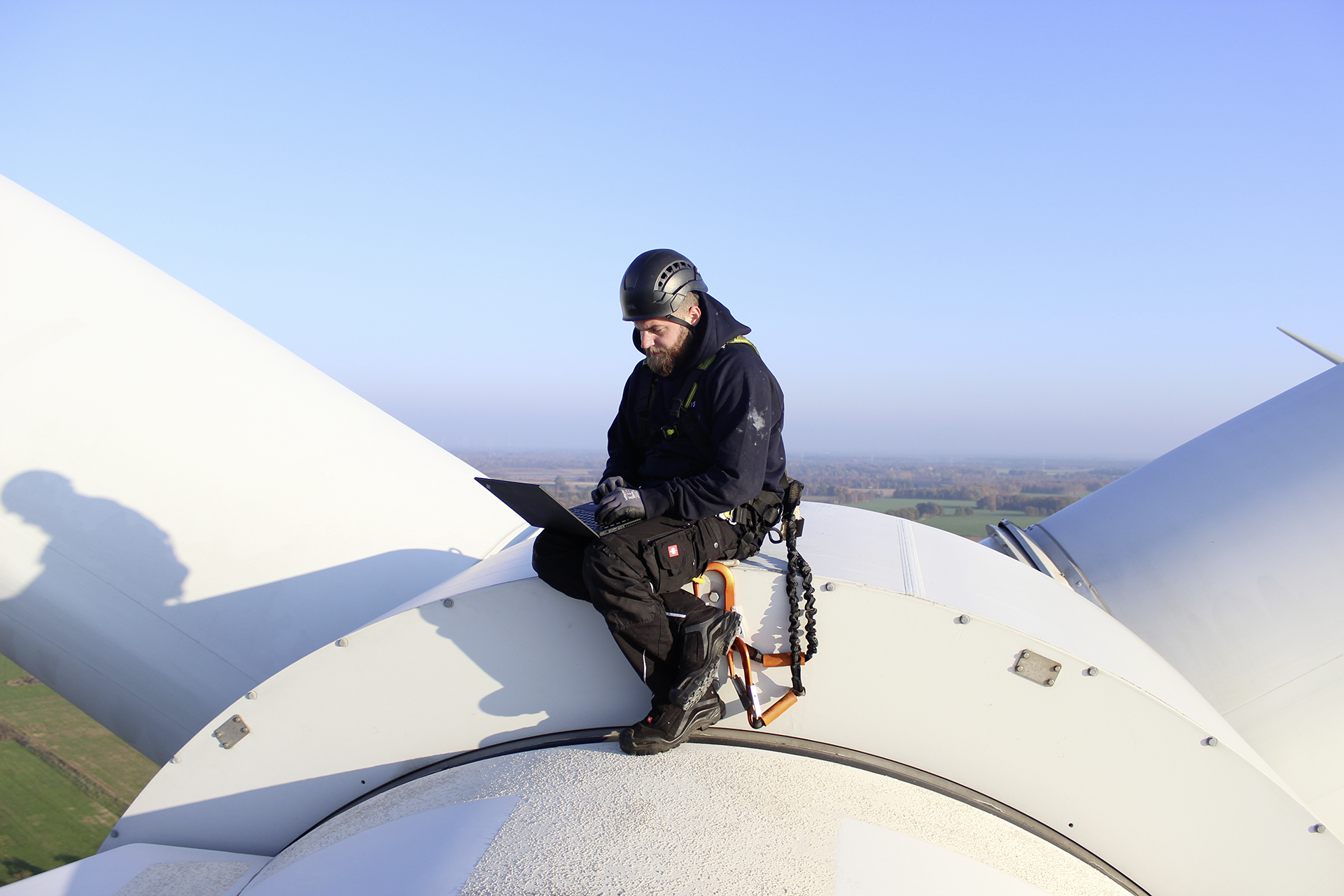 Techniker auf einem Windrad